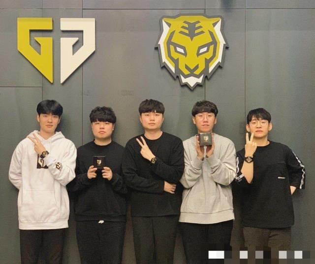 虽然高昂 虽然高昂